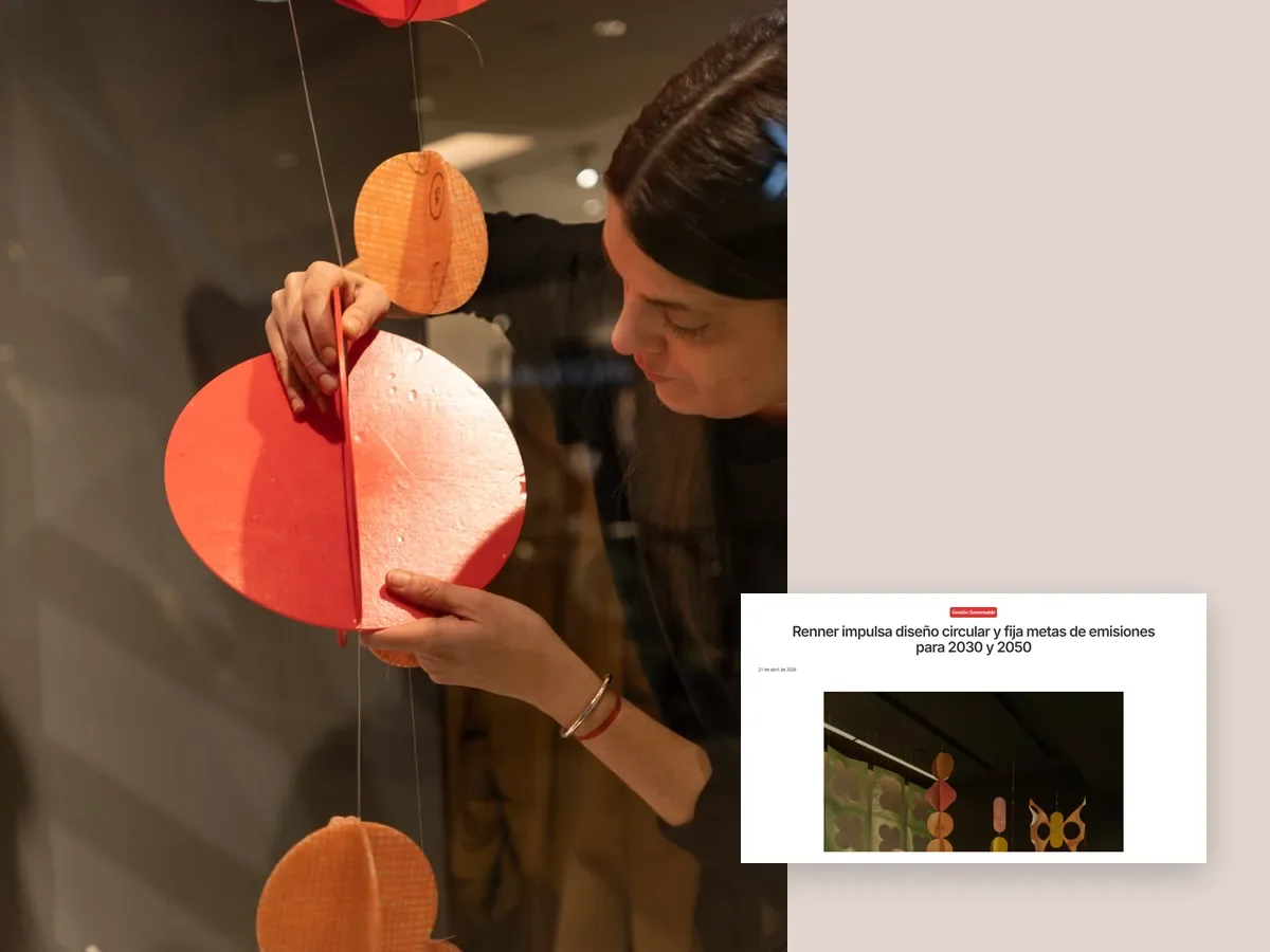 Margarita Martínez instala piezas colgantes de material recuperado en una vidriera de Renner; a la derecha, título y foto de la nota de Revista Mercado sobre el proyecto