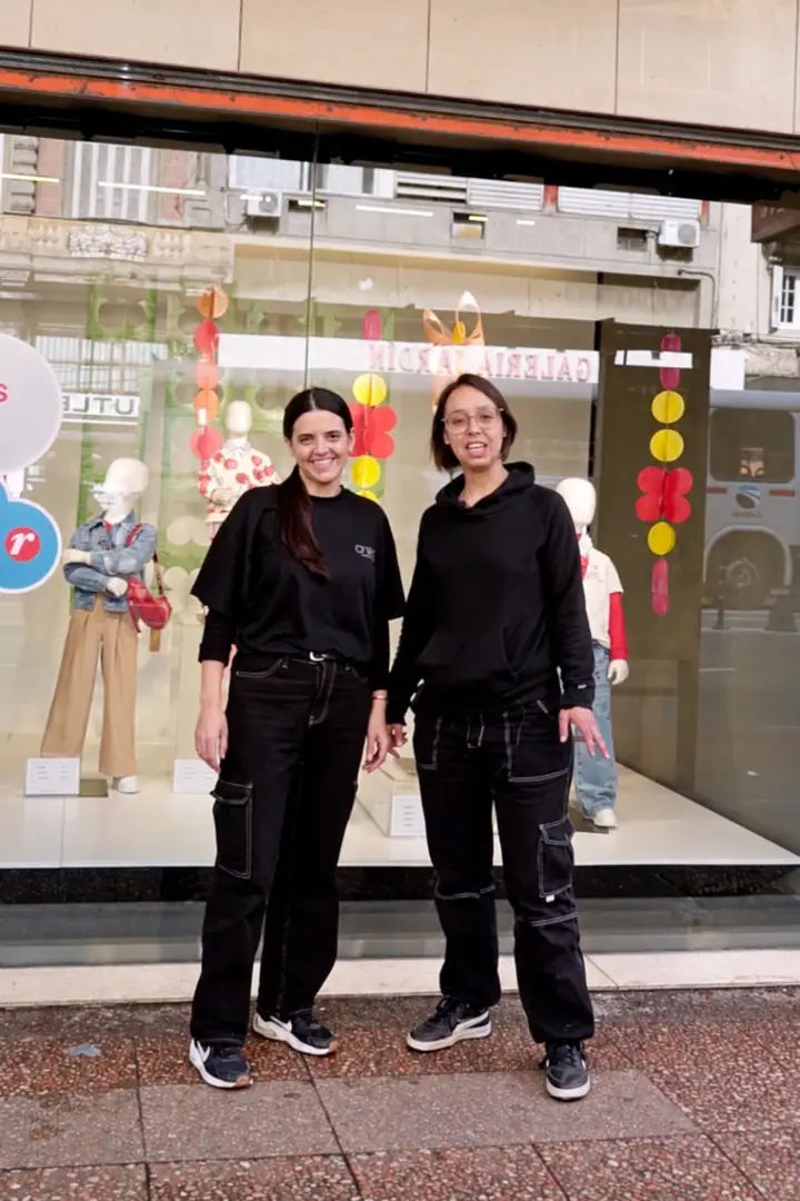 Margarita Martínez y su colaboradora frente a una vidriera de Renner ambientada con sus piezas