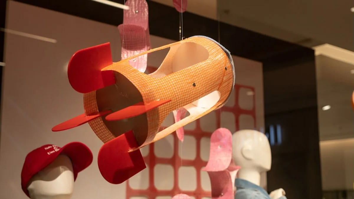 Vidriera de Renner con piezas de diseño colgantes hechas con materiales en desuso
