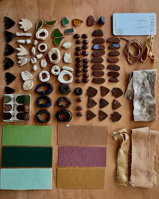 Materiales de ONÍRICA ordenados sobre una mesa: cerámica, vidrio, plástico y telas