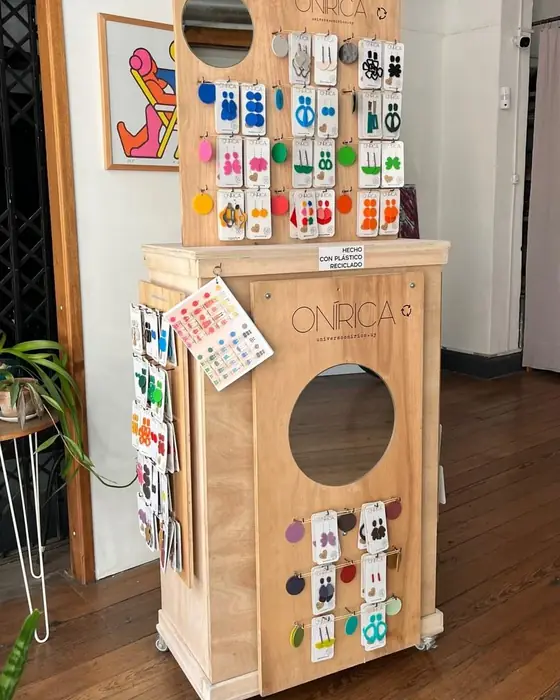 Exhibidor de madera de ONÍRICA con caravanas de colores en un punto de venta